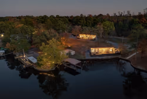 Lake Front Resort-Sleeps 22/3 Hot Tubs/3 Fire Pits/Boat Ramp/Dock/2 Game Rooms!