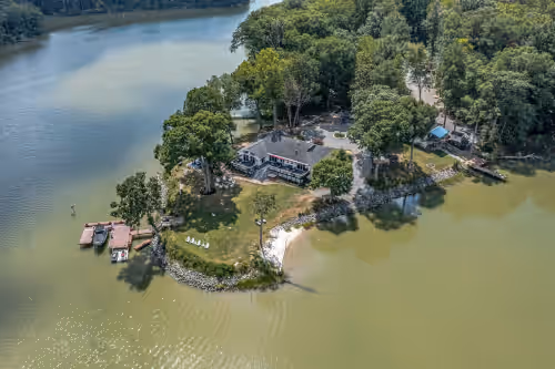 PVT PENINSULA! Hot tub, beach, spectacular views w/huge kitchen!Sleeps up to 21