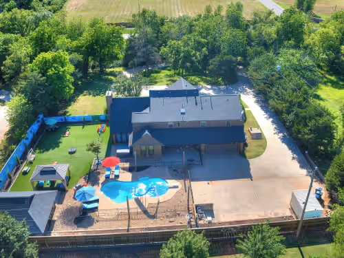HEATED POOL, HOT TUB, AMAZING TURF, GAMES GALORE LUXURY VILLA IN OKC