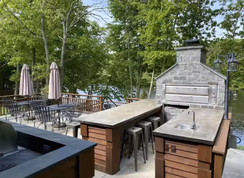 Outdoor dining at Hollow Brook Estate