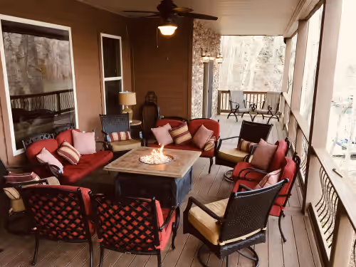 Ideal location, Lakefront, Hot Tub, 2 Story Dock, 2 kitchens, 2 Ice Maker