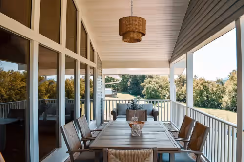 Outdoor dining at New! River Retreat! Spacious home on the Little Pigeon River