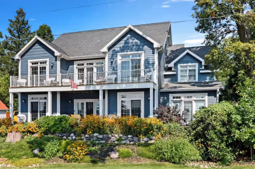 THE ULTIMATE 6 BEDROOM LAKEHOUSE