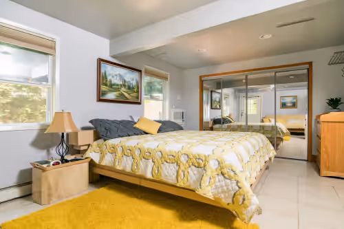 King Bedroom at 4 BR. 2 BTH, HOT TUB, MINS TO JONES BEACH, MINS TO RIVIERA WALK TO TRAIN TO NYC