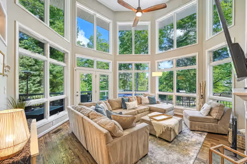 Pigeon Cove Hideaway: Gorgeous Lakefront Retreat