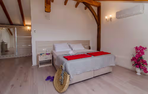 Room at 5 Bedrooms, heated pool, pool table, table tennis, bbq & wifi