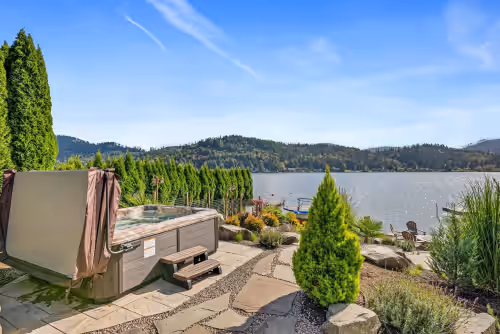 Lakefront Luxury Castle w/ Hot Tub, photo 4