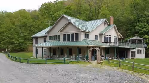 FAMILY FRIENDLY 4 Season Home for Large Groups, With Hot Tub. Sleeps up to 27.
