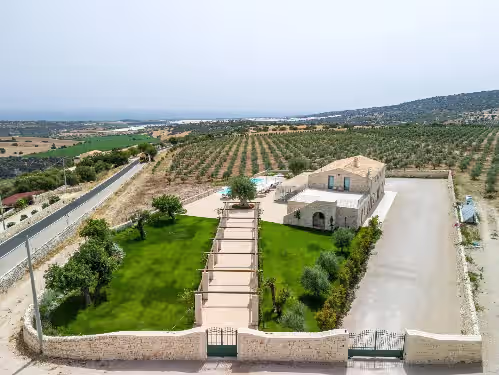 Panoramic villa for groups: garden, large infinity pool, large veranda.