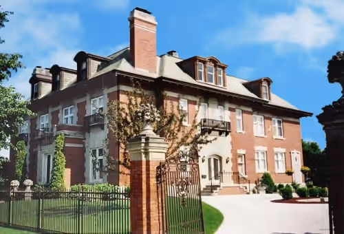 Book now to celebrate New Year’s Eve at an in-home mansion bar! No DD needed.
