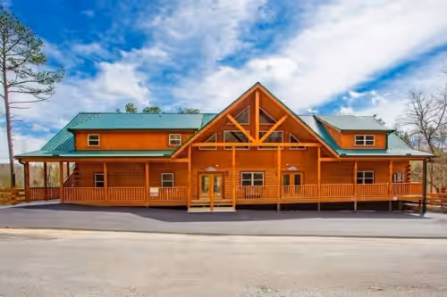 Sherwood Forest Mansion, indoor pool, sleeps 44. Home theater seats 32