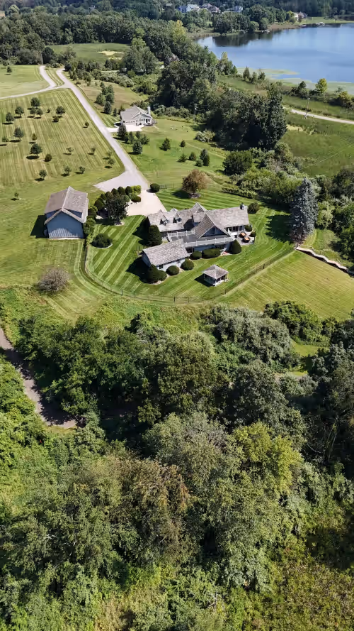 Secluded Lakefront Chalet, photo 3