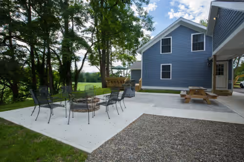 THE RED DOOR LODGE-I HUGE SLEEP 30 Heated pool NEAR DREAMSPARK & Ommegang brew, photo 2