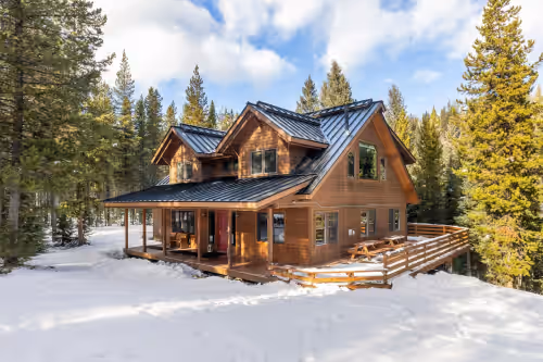 Private cabin in the woods! Game Room, Hot Tub, Ping Pong, Large Patio Swing!