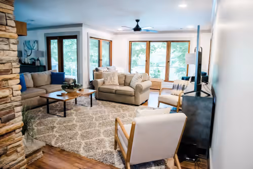 Lakeside Luxury: Spacious 6-Bdrm Lodge with Dock, photo 2