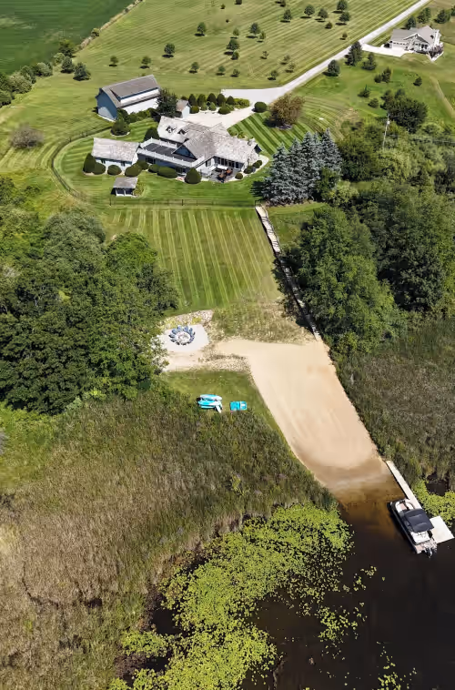 Secluded Lakefront Chalet, photo 4