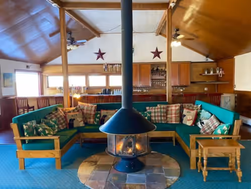 Entire Hotel • 50 Person Capacity Bromley View Inn