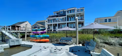 Still Waters - New 4,500 Sq.ft. 14 Guests, 5 Bed, 5 Bath, SkyDeck, Spa, Elevator, Docks, WiFi.