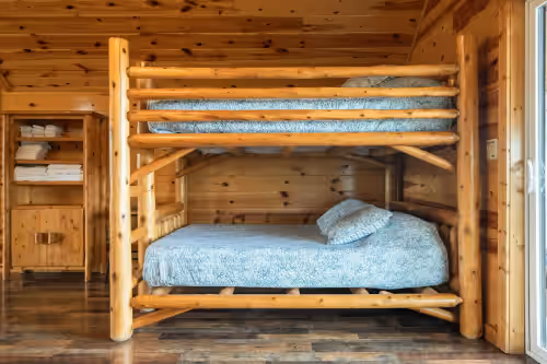 Room at Cozy lodge sitting high in the sky, overlooking Red River Gorge Geological Area