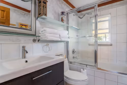 4 BR. 2 BTH, HOT TUB, MINS TO JONES BEACH, MINS TO RIVIERA WALK TO TRAIN TO NYC, photo 3
