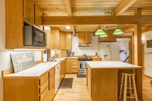 Private kitchen at 4,000 sq ft Mt. Baker Ski Lodge, sleeps 21, walk to town, brand new hot tub