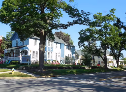 Sleeps 34, 12 bedrooms, 6 baths, Downtown Lake Geneva, 2 houses same property