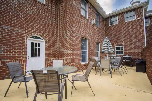 Outdoor dining at 10 bedroooms/baths, 4 mi from VT