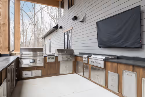 Scenic River Front Lodge With A Fire Pit And Outdoor Kitchen, photo 3