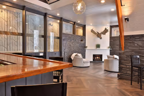 Rent An Inn! Takeover the Birch Ridge Mountain Lodge: 11 Rooms, Bar, Fireplace. 28 ppl. Event space, photo 3
