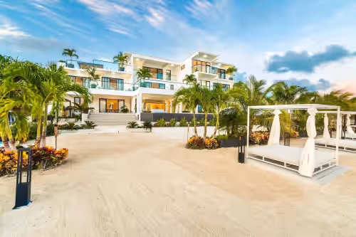Villa PM TCI, a 30,000sq/ft Mansion, Fully Staffed, includes Chef, Sleeps 18+ppl, photo 2
