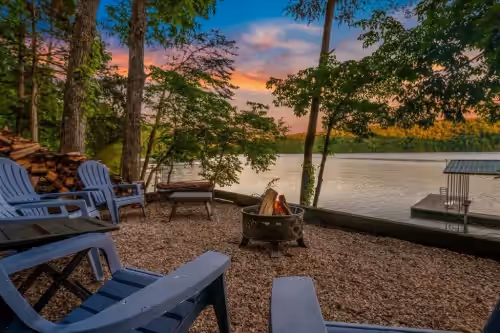 Gorgeous views with plenty of space & privacy for large groups. Pet Friendly!