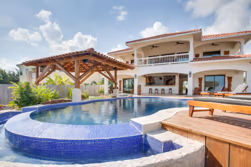 Villa Groovy Gecko, Awesome 5 bedroom ocean beach front villa with private chef