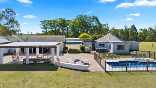 Lovedale Lodge up to 40 guests|10 bedroom|acres| heated pool &spa and games shed, photo 2