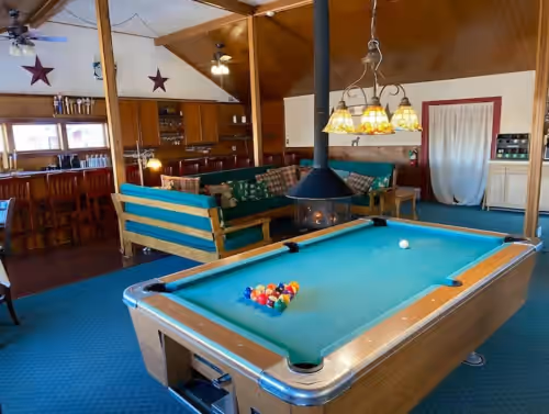 Entire Hotel • 50 Person Capacity Bromley View Inn, photo 4