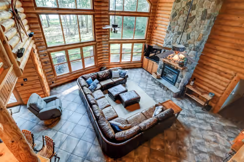 Experience luxurious lakeside living in our 5-bed, 5-bath retreat, photo 4