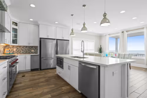 Private kitchen at Amazing location! Oceanfront 12bdrm tiki bar pool