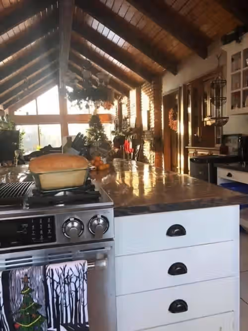 Spacious Chalet with BRAND NEW hot tub 5 mins from beach -sleeps 14, photo 3