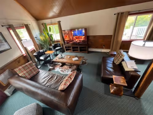 Entire Hotel • 50 Person Capacity Bromley View Inn, photo 2