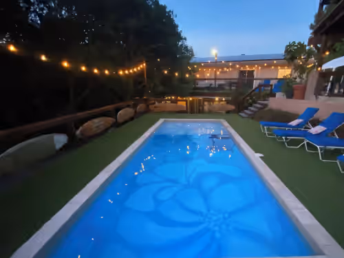 Vibeinn: 9 Bedroom House w pool-patios (6 King and 3 Queen), Funky Fun 9 Bedroom Rental, photo 2