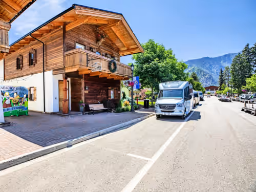Welcome To Your Perfect Group Retreat! Sleeps up to 26 Hot Tub Pets Welcome, photo 3