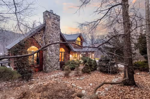 Grand Log Home Billiard Table 5000 sq feet Hot Tub FirePit Oversized Deck w/ VIEWS Pet Friendly, photo 2