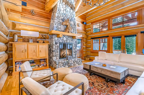 Luxurious 6000-square-foot mountain estate on 10 acres with hot tub & firepit, photo 2