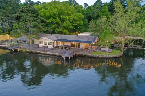 Lake Front Resort-Sleeps 22/3 Hot Tubs/3 Fire Pits/Boat Ramp/Dock/2 Game Rooms, photo 2
