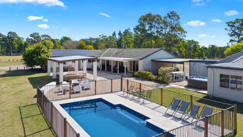 Lovedale Lodge up to 40 guests|10 bedroom|acres| heated pool &spa and games shed