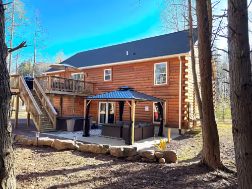 Spacious Log Cabin – Lake Access, Fire Pit & Fun