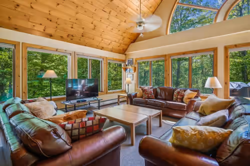 Sunburst home sleeps 16 with an indoor and outdoor hot tub. Perfect for family reunions and getaways, photo 2