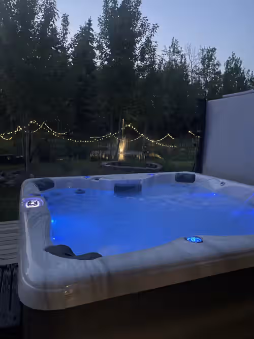 Spacious Chalet with BRAND NEW hot tub 5 mins from beach -sleeps 14, photo 4
