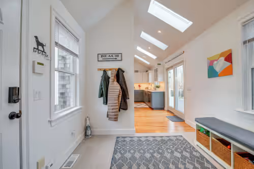 Spacious home for entertaining, centrally located to beach, ferry, and airport, photo 2