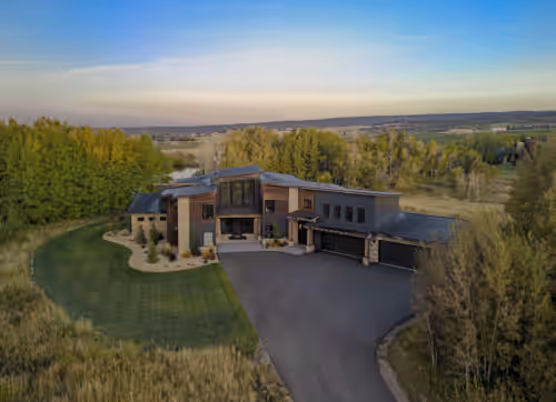 Aspen Shores Lodge - New mountain-modern estate on a private lake. With 7 en-suite king rooms and 2 large bunkrooms, it sleeps up to 40 guests—perfect for family reunions, retreats, and group getaways in a secluded luxury setting.
