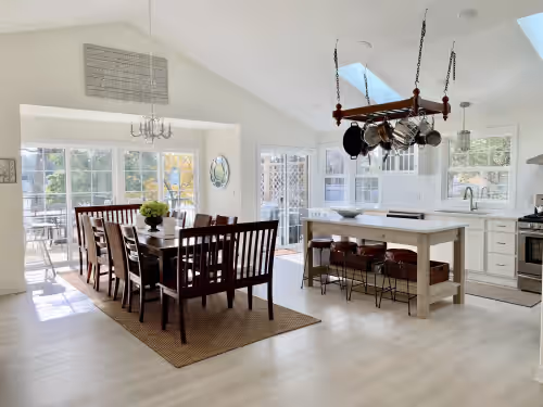 EXCLUSIVE LAKEFRONT with beach, beach house, piers, trampoline + sister villa, photo 2